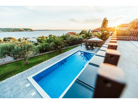 Villa mit Pool und Meerblick bei Razanac