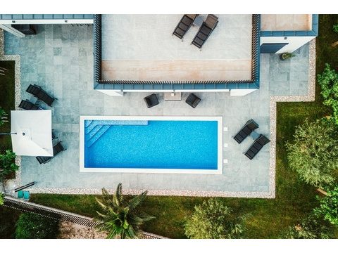 Pool und Terrasse von oben