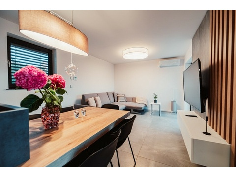Wohnbereich der oberen Wohnung mit Küche