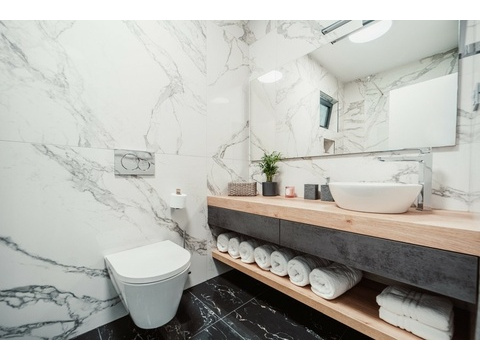 Badezimmer mit Waschtisch aus Holz