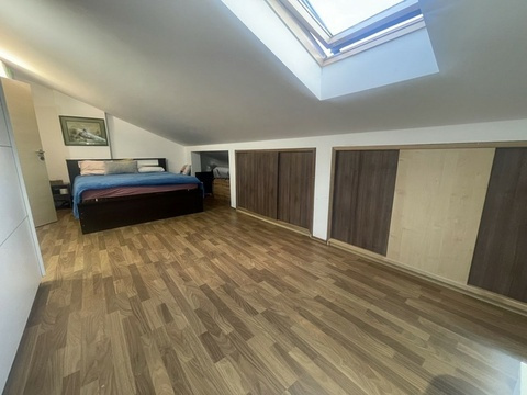 Schlafzimmer mit Dachfenster