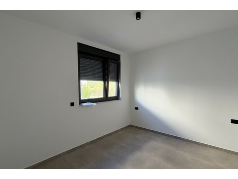 Helles Zimmer mit Fenster
