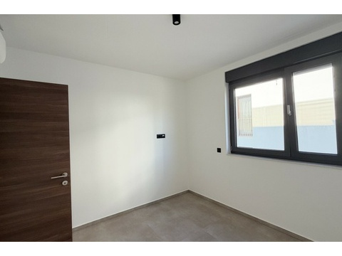 Schlafzimmer mit Holztür und Fenster zur Straße