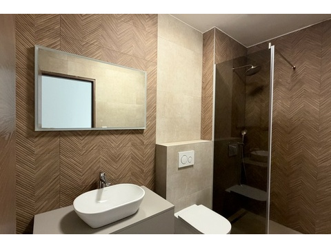 Badezimmer mit Fliesen in Holzoptik