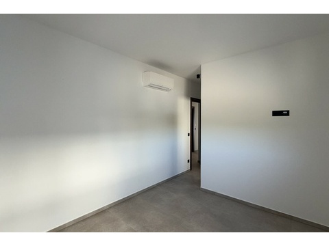 Zimmer mit Klimagerät an der Wand