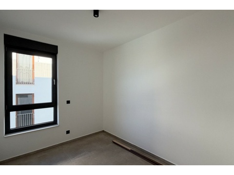 Zimmer mit großem Fenster