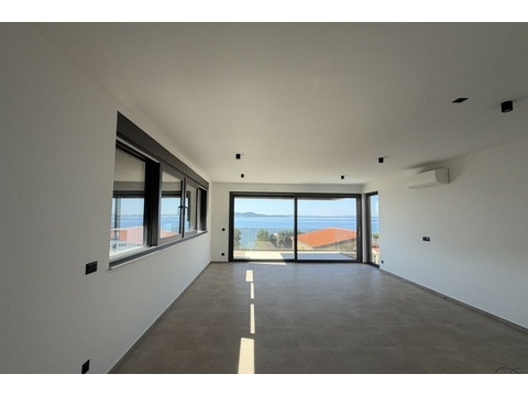 Heller Wohnraum mit Blick auf das Meer