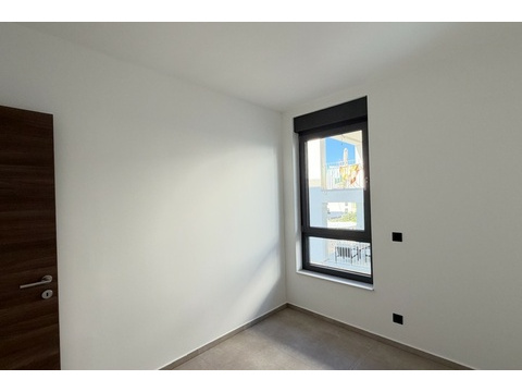 Schlafzimmer mit Fenster und Holztür