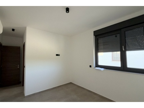 Schlafzimmer mit Fenster und Rollladen