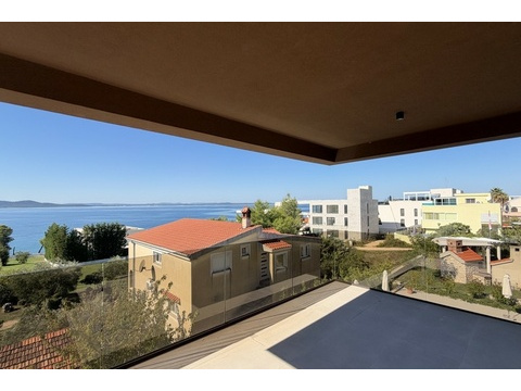 Balkon mit Glasgeländer und Blick über die Bucht