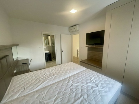 Schlafzimmer mit Fernseher und Klimagerät