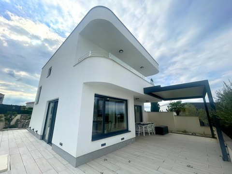 Gartenseite mit Pergola
