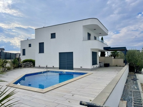 Haus mit Swimmingpool und Liegefläche