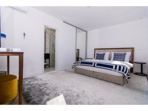 Schlafzimmer mit Einbauschrank und Bad