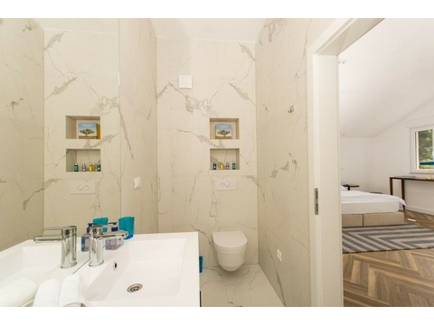 Badezimmer mit Marmoroptik