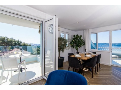 Essbereich mit Zugang zur Terrasse