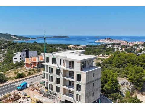 Drohnenbild der Baustelle über der Bucht von Primosten
