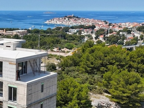Kirchturm und Häuser der Altstadt am Meer