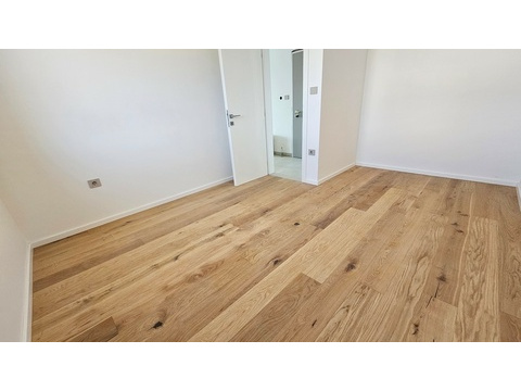 Helles Schlafzimmer mit Fenster