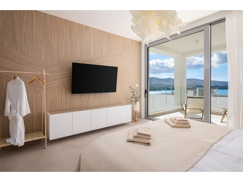 Schlafzimmer mit Holzwand und Balkon
