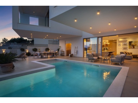 Beleuchteter Pool am Abend