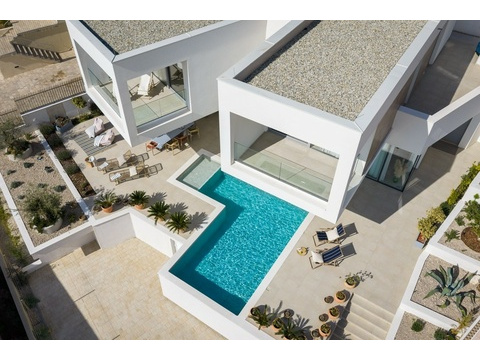 Villa mit Pool von oben