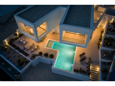 Luftbild der Villa mit Pool am Abend