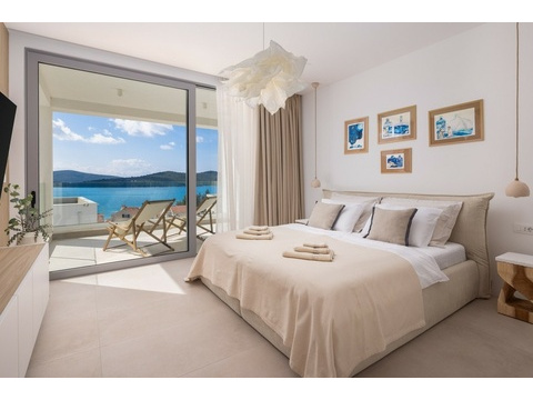 Schlafzimmer mit Balkon zum Meer