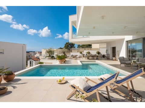 Pool mit Liegestühlen und Terrasse