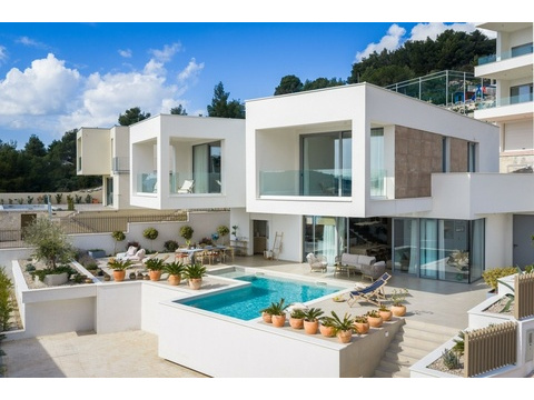 Villa mit Pool und bepflanzter Terrasse