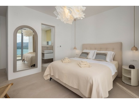 Schlafzimmer mit Zugang zum Badezimmer