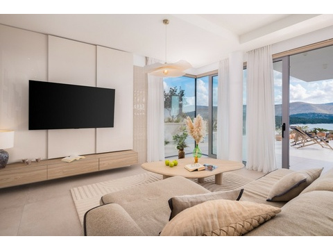 Wohnzimmer mit Sofa und Blick auf das Meer