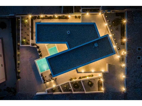 Villa mit Dachflächen und Pool von oben