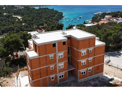 Wohnhaus im Rohbau mit Blick auf die Bucht