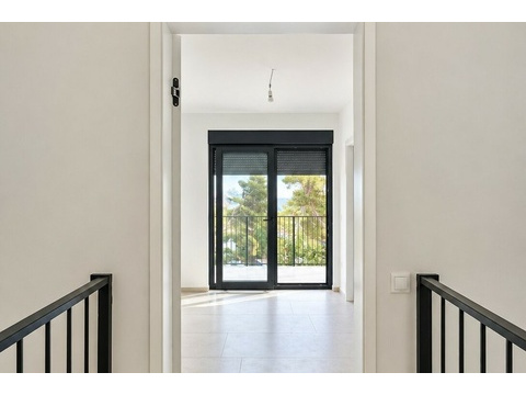 Blick von der Galerie in ein Schlafzimmer mit Balkon