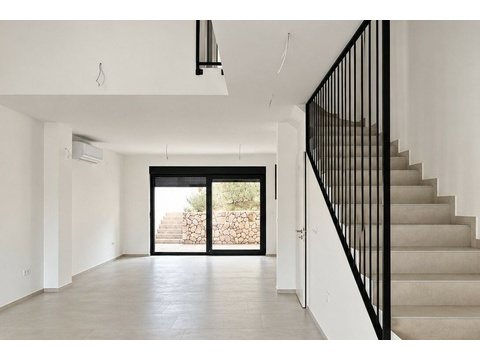 Wohnzimmer mit Treppe in die obere Etage