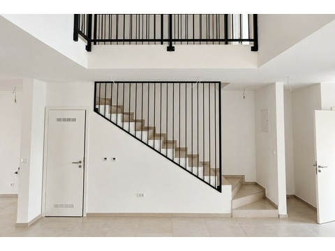 Treppe mit schwarzem Metallgeländer