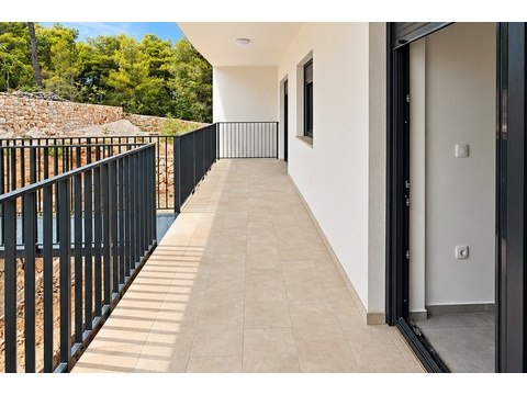 Lange Terrasse entlang der Wohnung