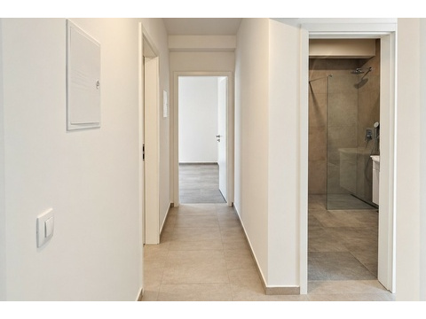 Flur mit Blick ins Badezimmer