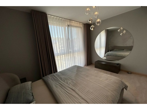 Schlafzimmer mit Wandspiegel und Vorhängen
