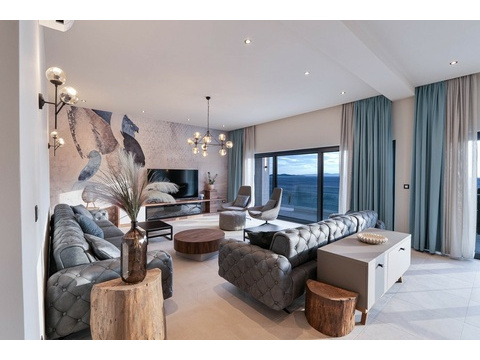 Wohnzimmer mit Sofas und Blick auf das Meer