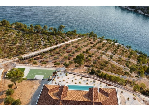 Luftbild mit Olivenhain zwischen Villa und Meer