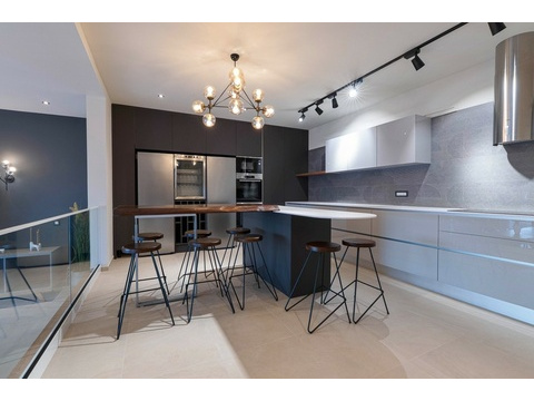 Moderne Küche mit Theke und Barhockern