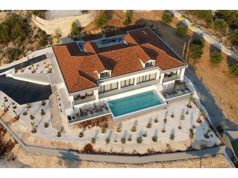 Villa mit Pool und bepflanzten Außenanlagen von oben