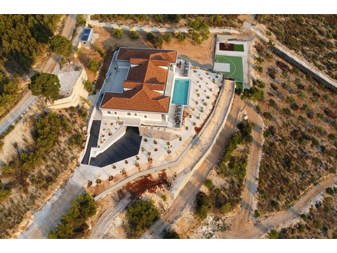 Luftbild der Villa mit Pool und Sportplatz
