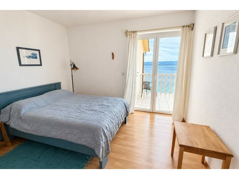 Schlafzimmer mit Balkontür zum Meer