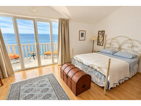 Schlafzimmer mit Balkon und Meerblick