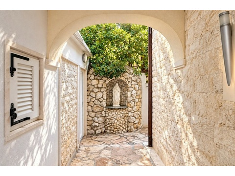 Innenhof mit Marienfigur