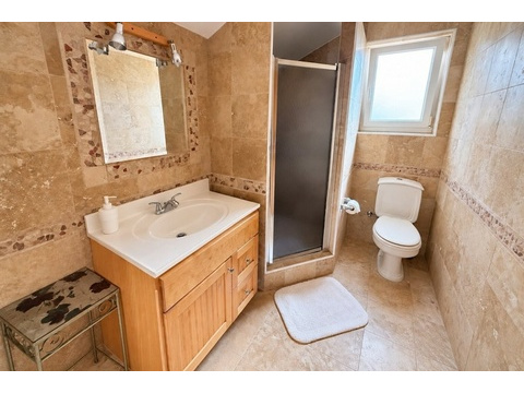 Badezimmer mit Dusche und Fenster