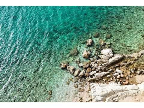 Klares Wasser an der Felsküste